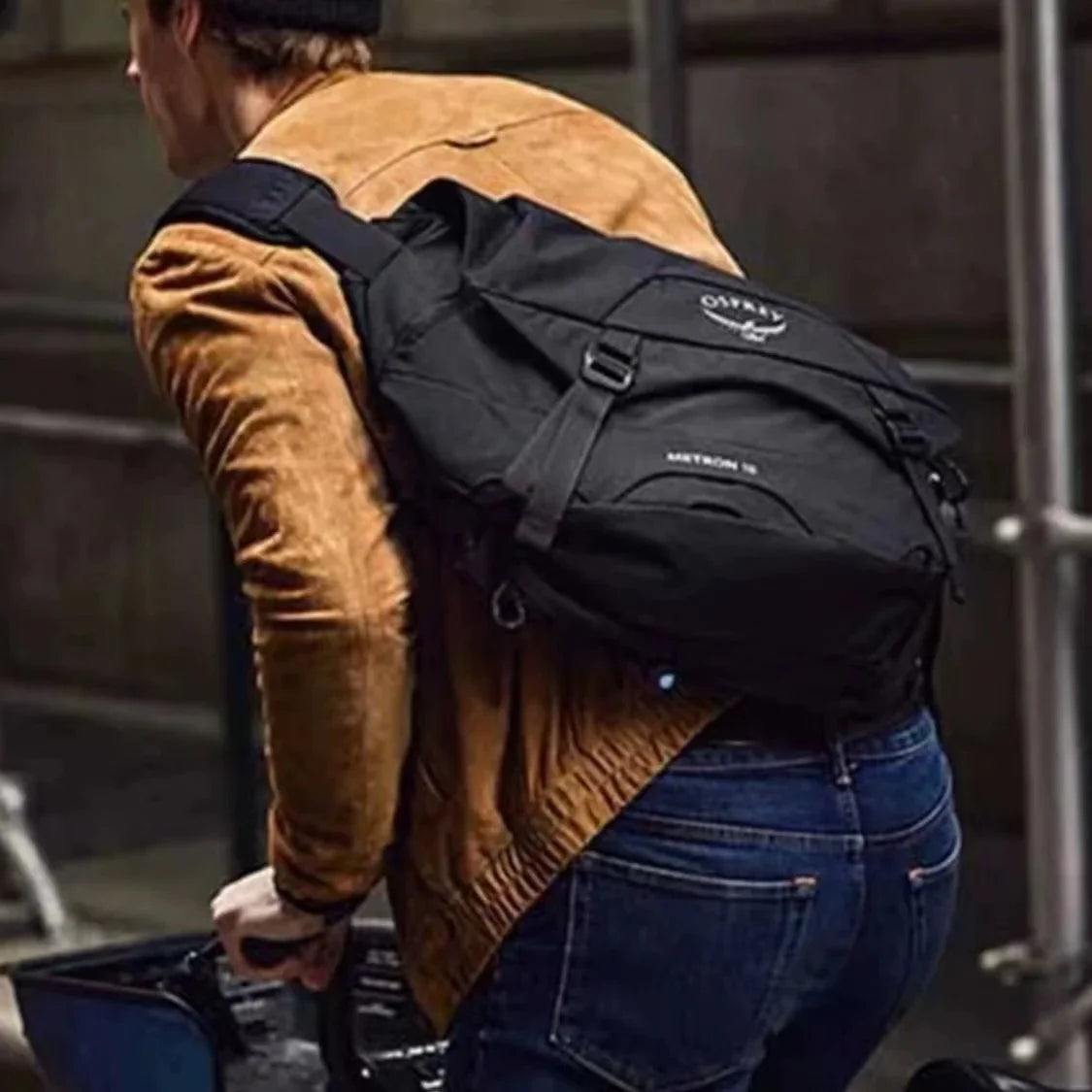 Men's Urban Crossbody Messenger Travel Bag with Hi-Vis Raincover