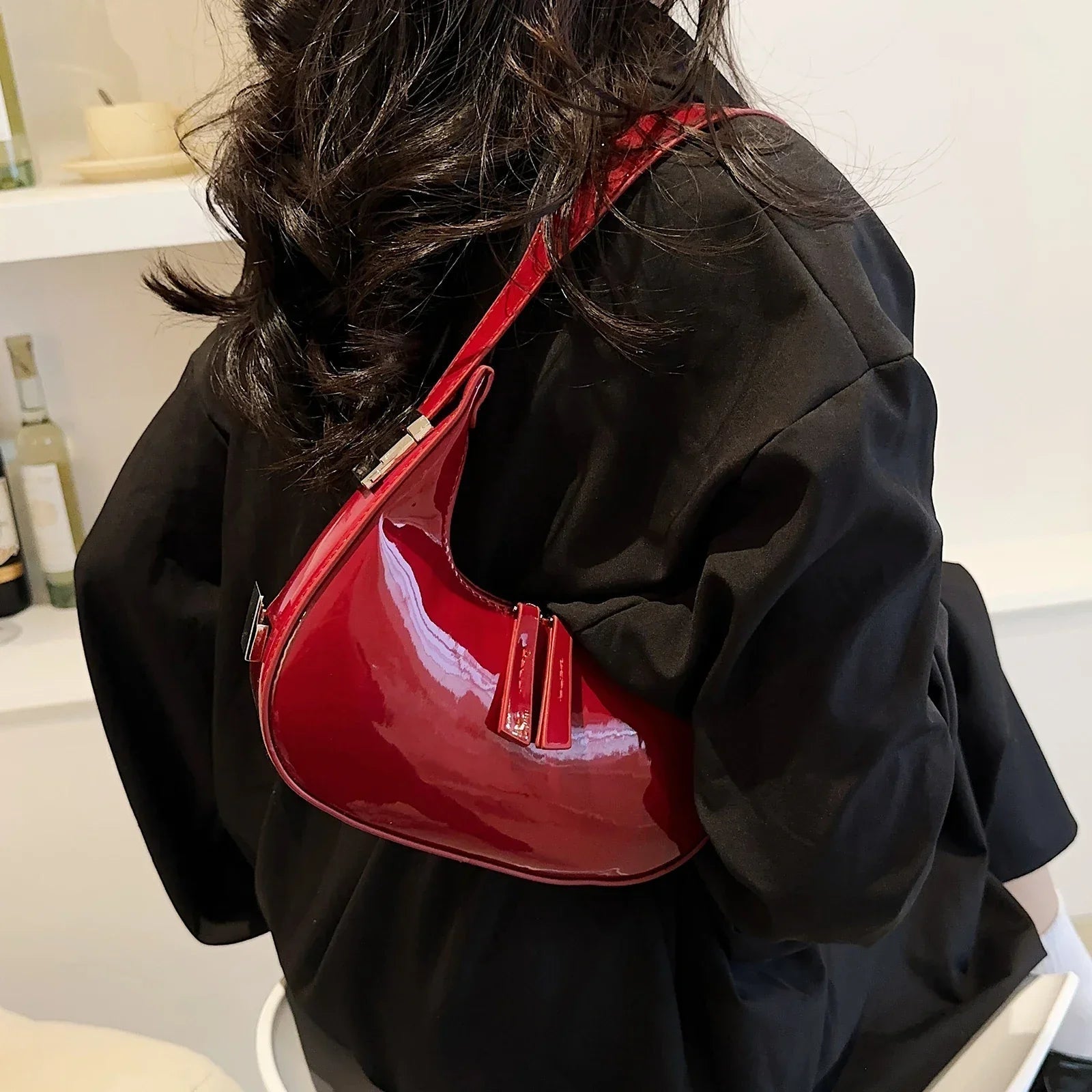 Women’s Shoulder Bag Compact Crescent Design for Daily Use